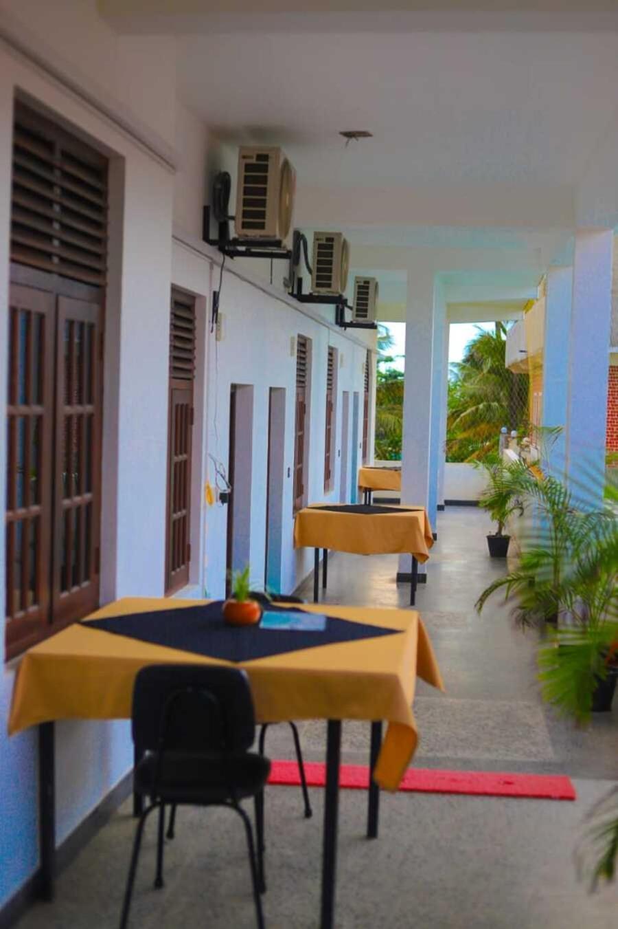 Hotel Royal Hub Kudapaduwa Exterior foto